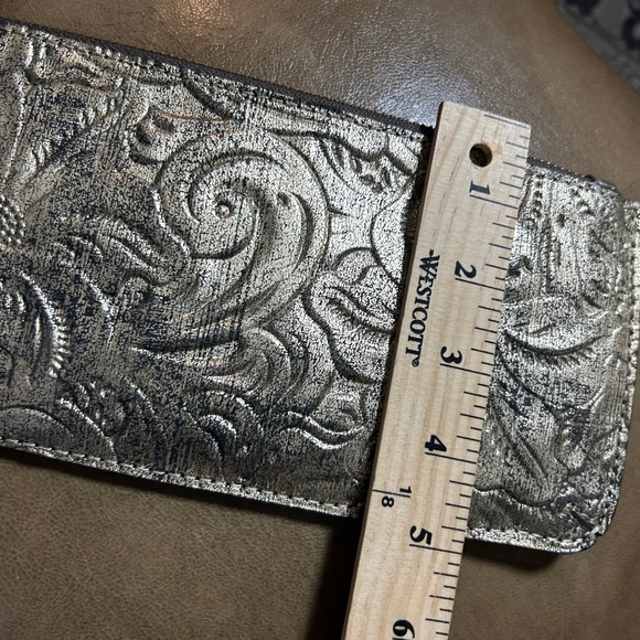 Patricia Nash Cassini wristlet in metallic tooled leather Embossed Gold - Picture 3 of 10